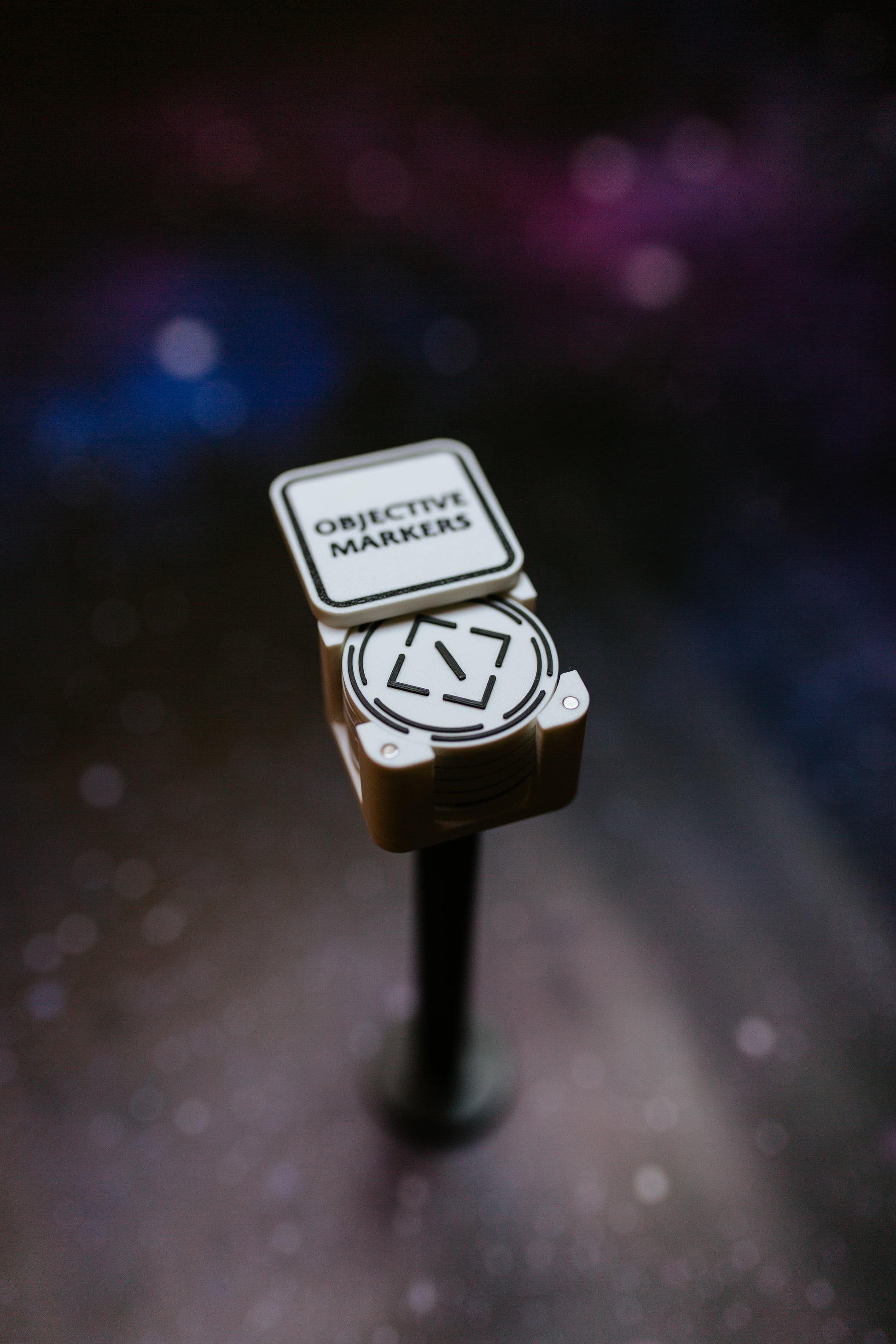 Numbered objective markers 6x 40mm with magnetic storage box for tabletop wargaming scenarios in white & black